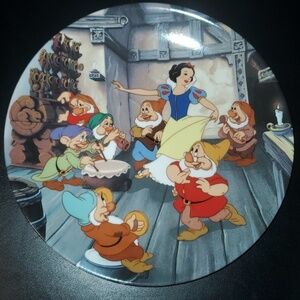 Snow White Knowles home decor plate 8-1/2" colorful Snow White A Special Treat